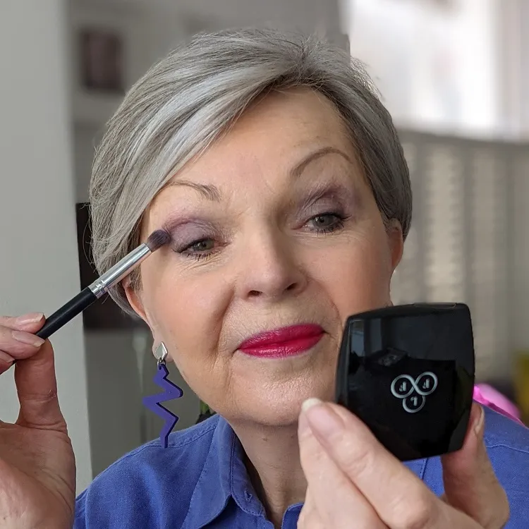 couleurs de fard à paupières,maquillage 60 ans,maquillage 60 ans par cristina cordula,comment se maquiller les yeux,comment se maquiller les yeux à 60 ans,fard à paupières femme 60 ans,fard à paupières peau mature,maquillage peau mature,peau mature,quel fard à paupières à 60 ans,fard à paupières,tuto maquillage