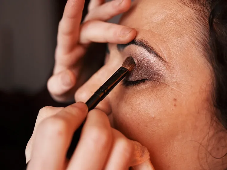 tuto video quelle couleur maquillage paupières tombantes fard ombre fond de teint femme 50 ans plus