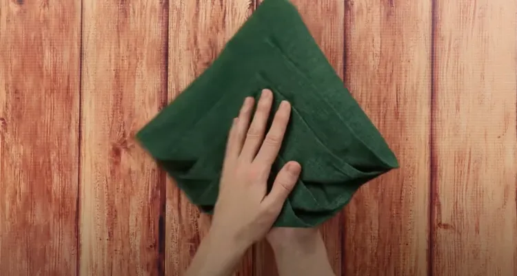 tutoriel pliage serviettes tissu pour noel original forme sapin vert élégant