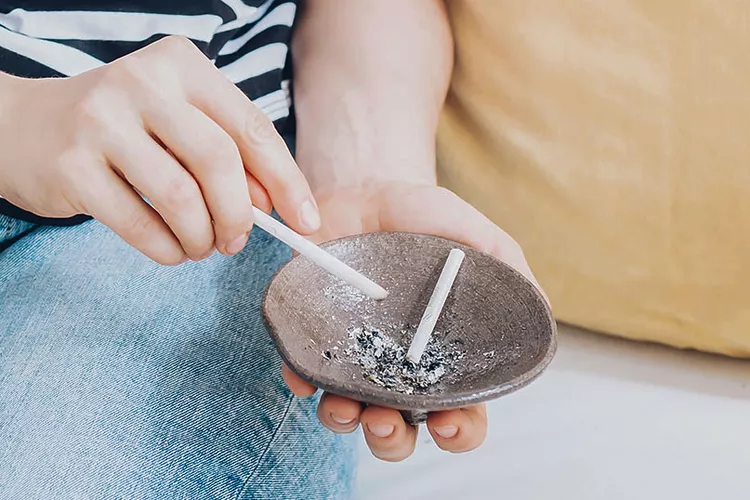 Comment enlever l'odeur de fumée sur les vêtements cigarettes