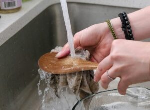 Comment nettoyer ses ustensiles de cuisine en bois