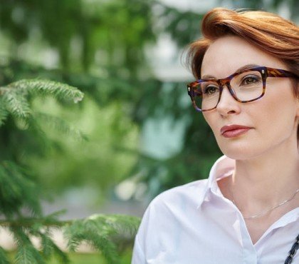 Quelle coupe courte femme 40 ans avec lunettes choisir en 2023