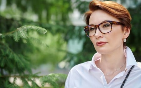 Quelle coupe courte femme 40 ans avec lunettes choisir en 2023