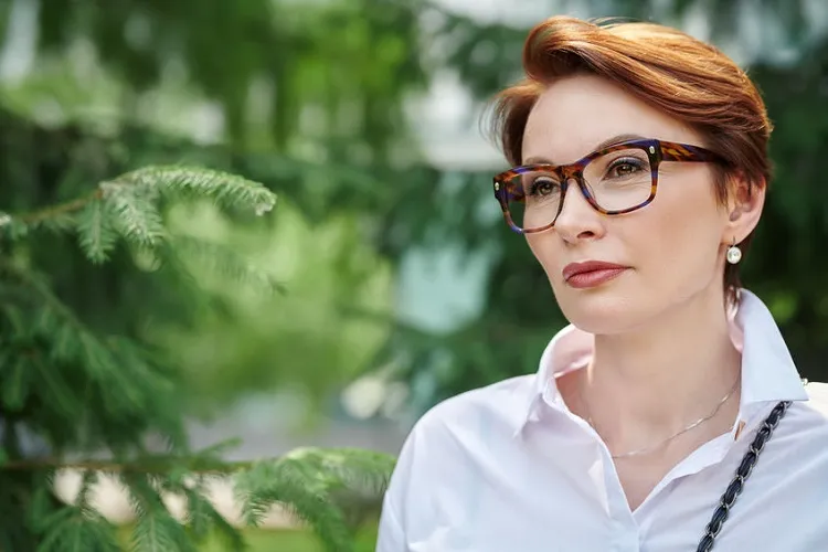 Quelle coupe courte femme 40 ans avec lunettes choisir en 2023