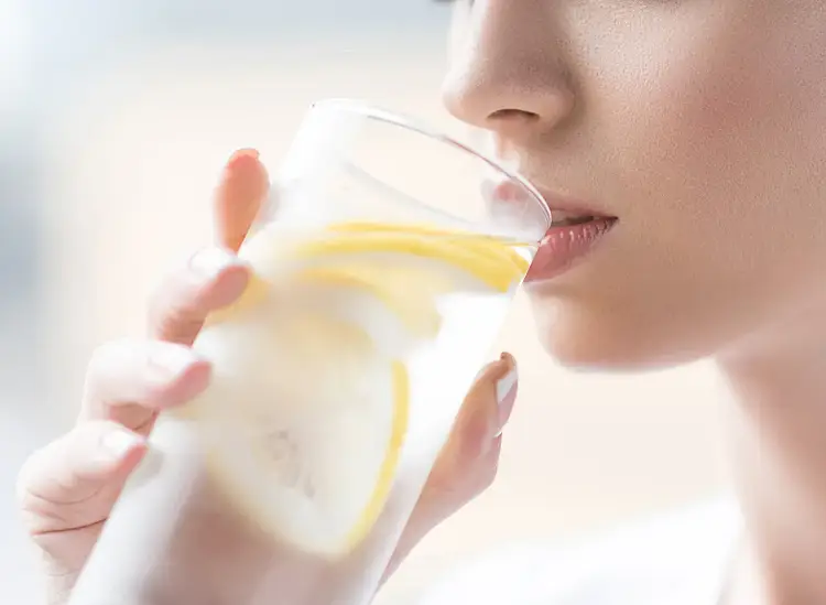 avantages bien etre santé matin boire de l'eau citronnée quotidiennement