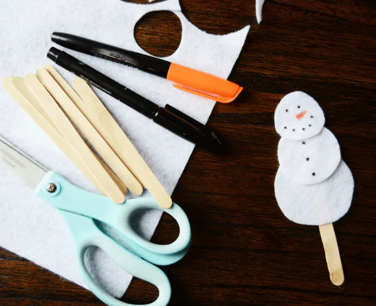bricolage hiver facile enfants marionnette bonhomme neige disques coton démaquillant