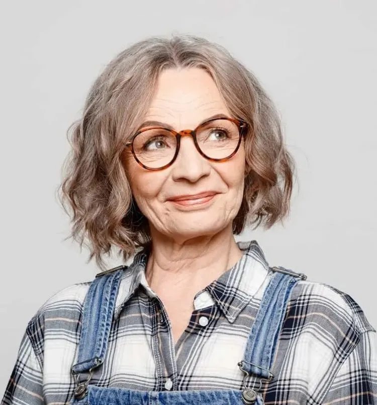 coiffure carré femme 70 ans avec lunettes coloration brun poussiéreux et gris 2023
