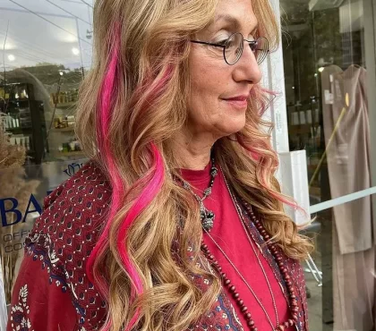 coiffure femme 70 ans avec lunettes coloration tendance cheveux longs avec frange rideau mèches viva magenta