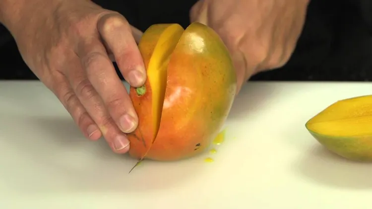 comment couper une mangue facilement en tranches