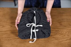 comment plier ses pulls pour gagner de la place dans une valise ou un placard astuces gain de place pliage dressing organisé