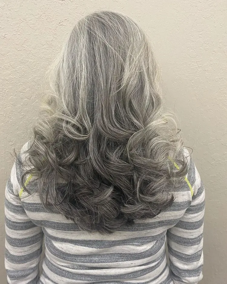 comment porter les cheveux longs à 70 ans balayage inversé sur cheveux blancs et gris idée coiddure femme 70 ans tendance