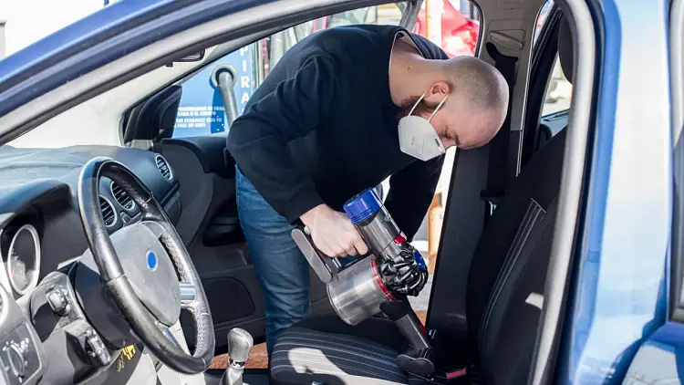 comment se débarrasser d'une mauvaise odeur dans une voiture astuces auto