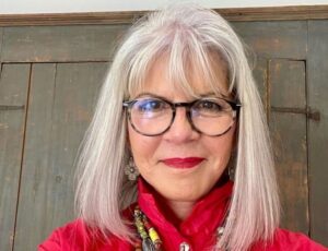 comment se maquiller à 60 ans avec des lunettes