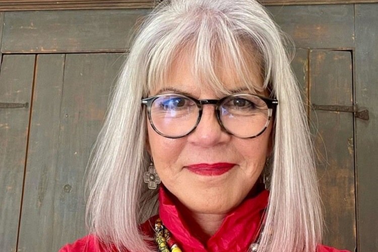 comment se maquiller à 60 ans avec des lunettes
