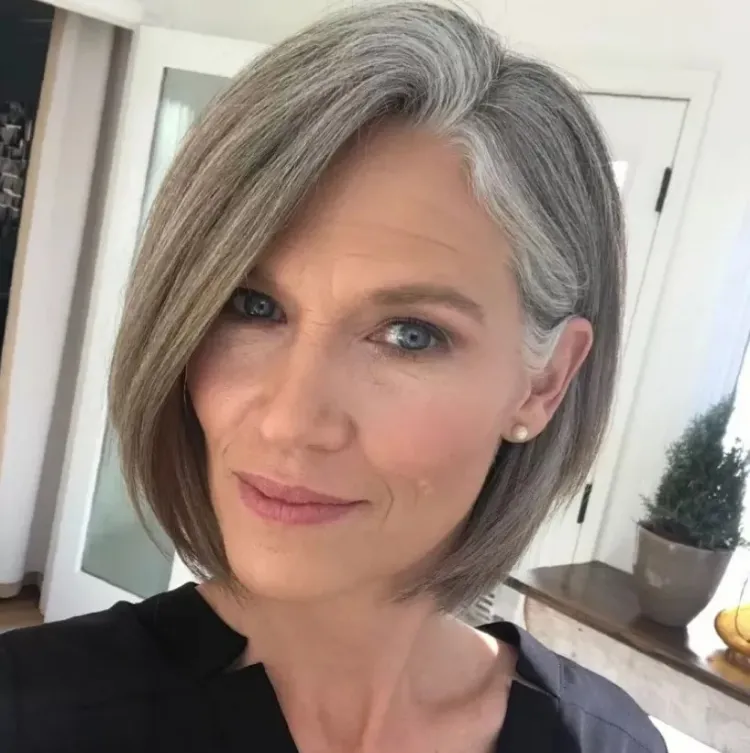 couleur cheveux court tendance 2023 femme 50 ans balayage gray blending
