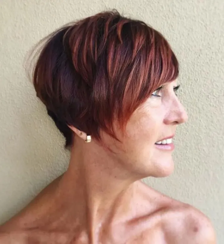 couleur cuivré cheveux court femme 50 ans 2023 brun auburn