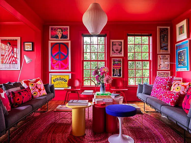 cor tendência 2023 viva magenta em ideias de decoração de interiores quarto sala de jantar sala de estar