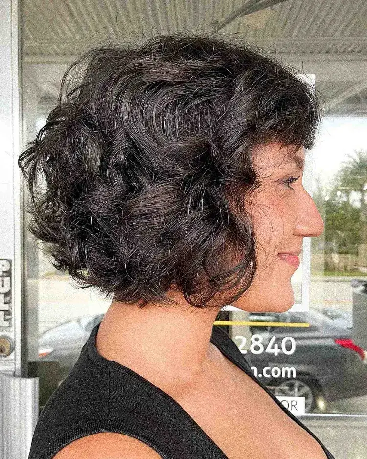coupe carrée court cheveux bouclés épais femme 40 ans 50 ans idées
