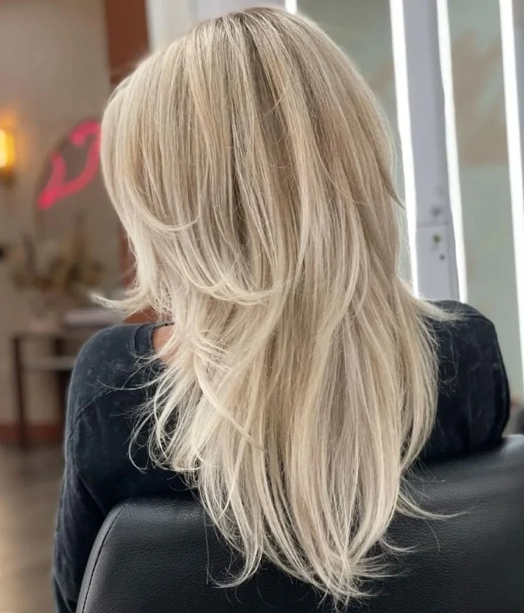 coupe de cheveux dégradée sur cheveux blonds tendance 2023