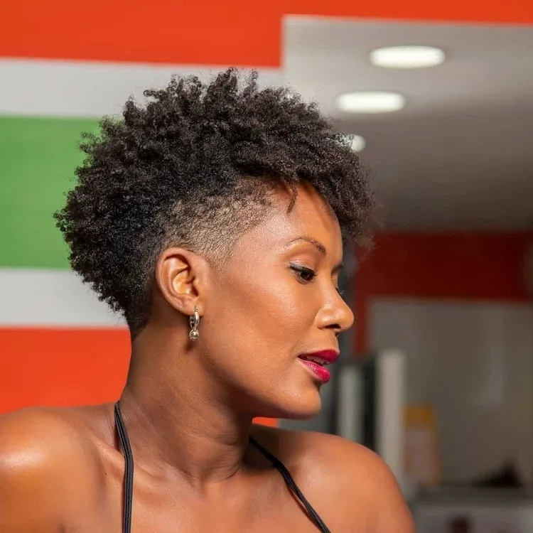 coupe undercut femme 50 ans cheveux afro effilés rasés