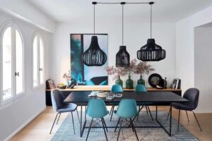 déco salle à manger tendance 2023 trio suspensions ajourées noires chaises eames