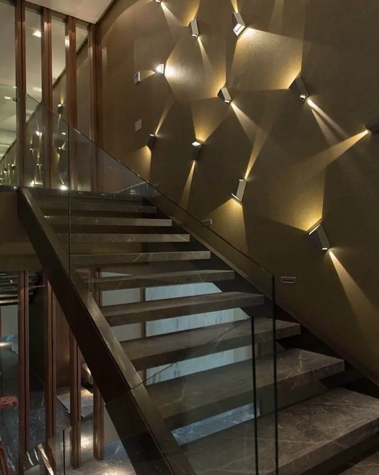 éclairage escalier intérieur trend 2023 idées sconces murales lumière indirecte