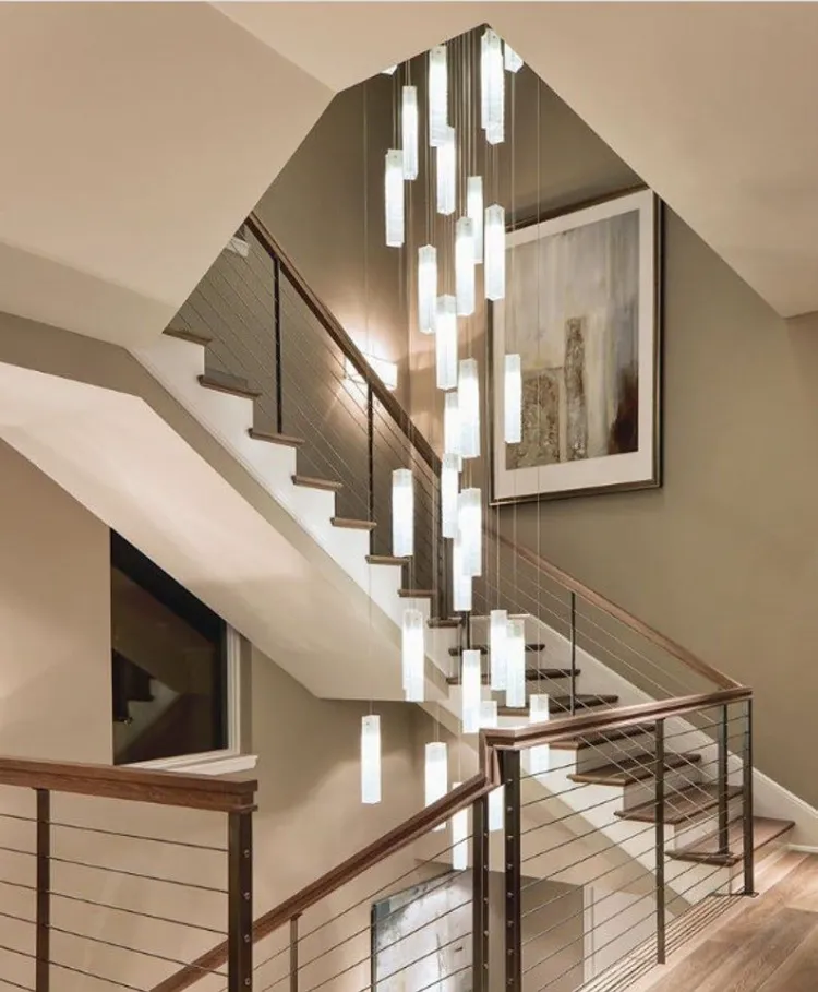 éclairage escalier intérieur trend 2023 luminaire accrocheur plusieurs lmapes