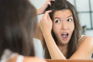 est-ce normal d'avoir des cheveux blancs à 20 ans causes prévention comment les camoufler naturellement