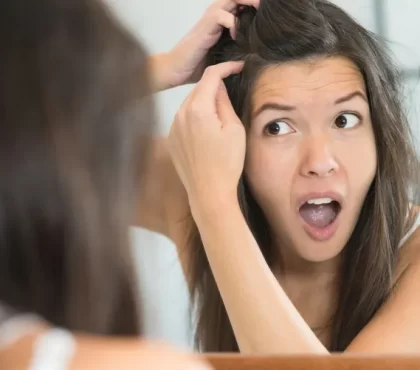 est-ce normal d'avoir des cheveux blancs à 20 ans causes prévention comment les camoufler naturellement