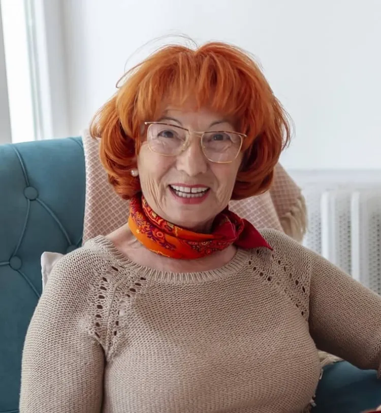femme 70 ans cheveux orange tendance 2023