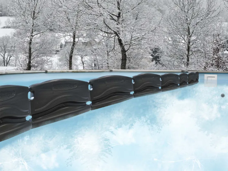 flotteurs de piscine contre le gel en hiver