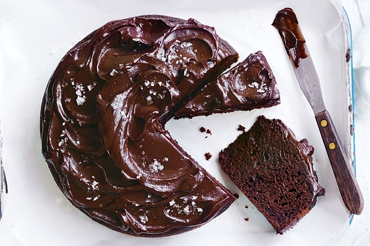 Gâteau au chocolat et glaçage à l'avocat