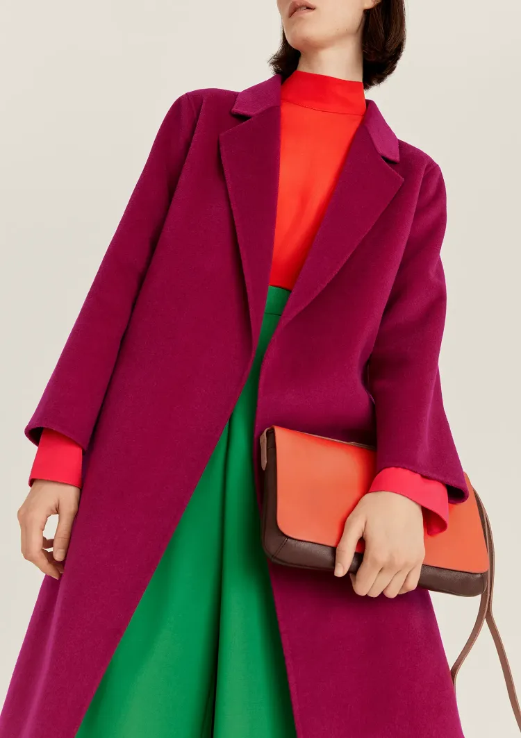 manteau vogue couleur tendance 2023 viva magenta mode femme colorblock
