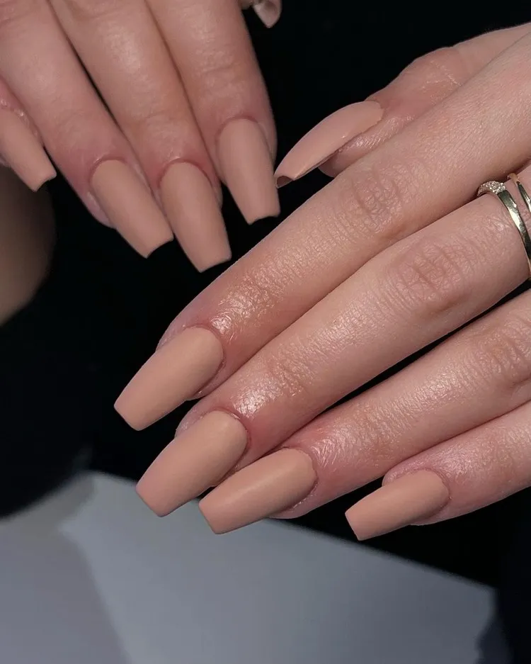 manucure tendance 2023 déco ongles Jennifer Lopez forme ballerina nail art beige