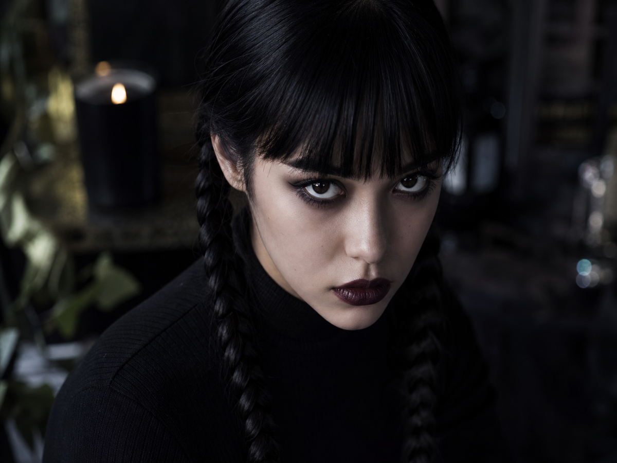Look maquillage Mercredi Addams facile : tresses noires et yeux gothiques, style série Netflix