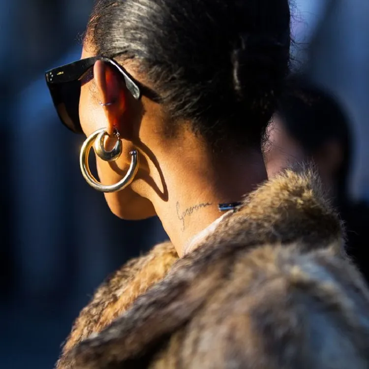marque de bijoux tendance 2023 mode femme hiver boucles d'oreilles or créoles épaisses