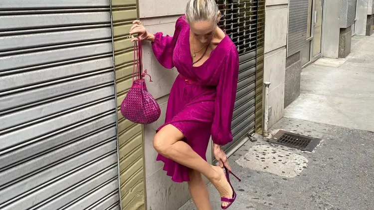 mode femme 50 ans comment porter couleur tendance 2023 viva magenta