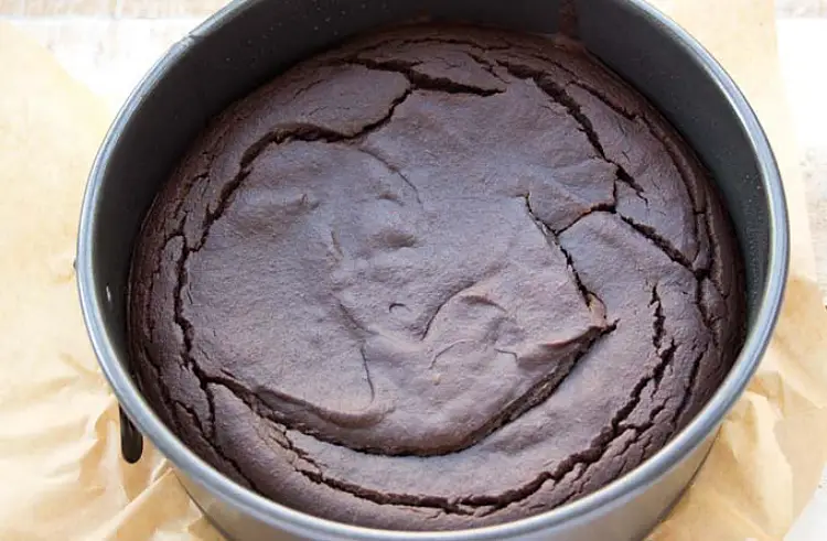 mold keto chocolate cake avocado vegan sugar-free cooking recipes steps piece
