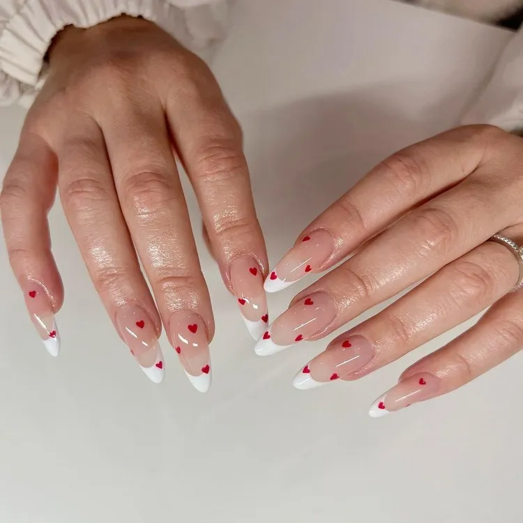 nail art Saint-Valentin 2023 french manucure tendance petit coeurs rouges