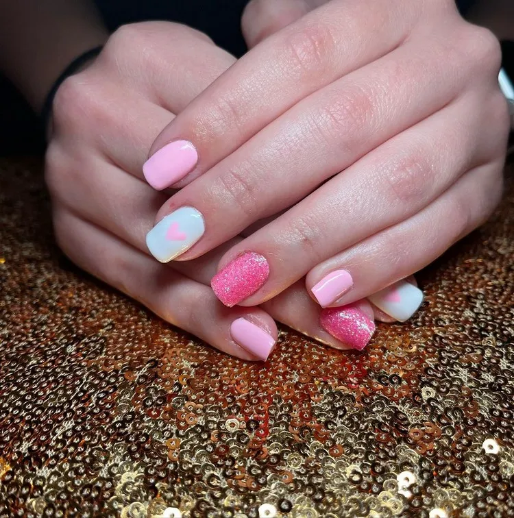 nail art paillettes ongles saint-valentin rose et blanc manucure tendance 2023