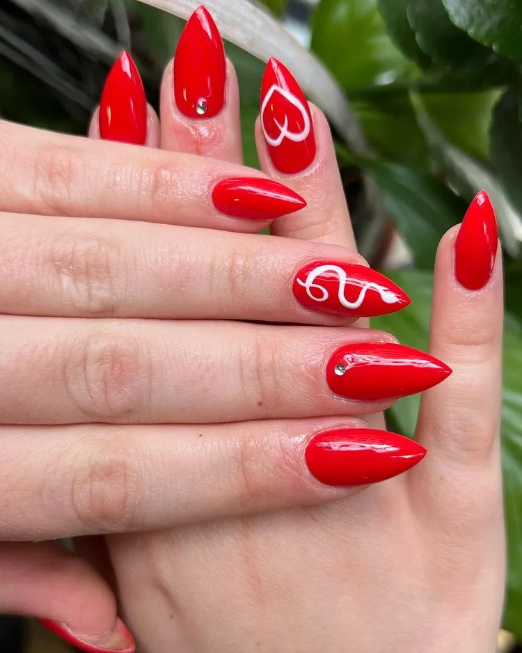 ongles courts rouge de forme stiletto