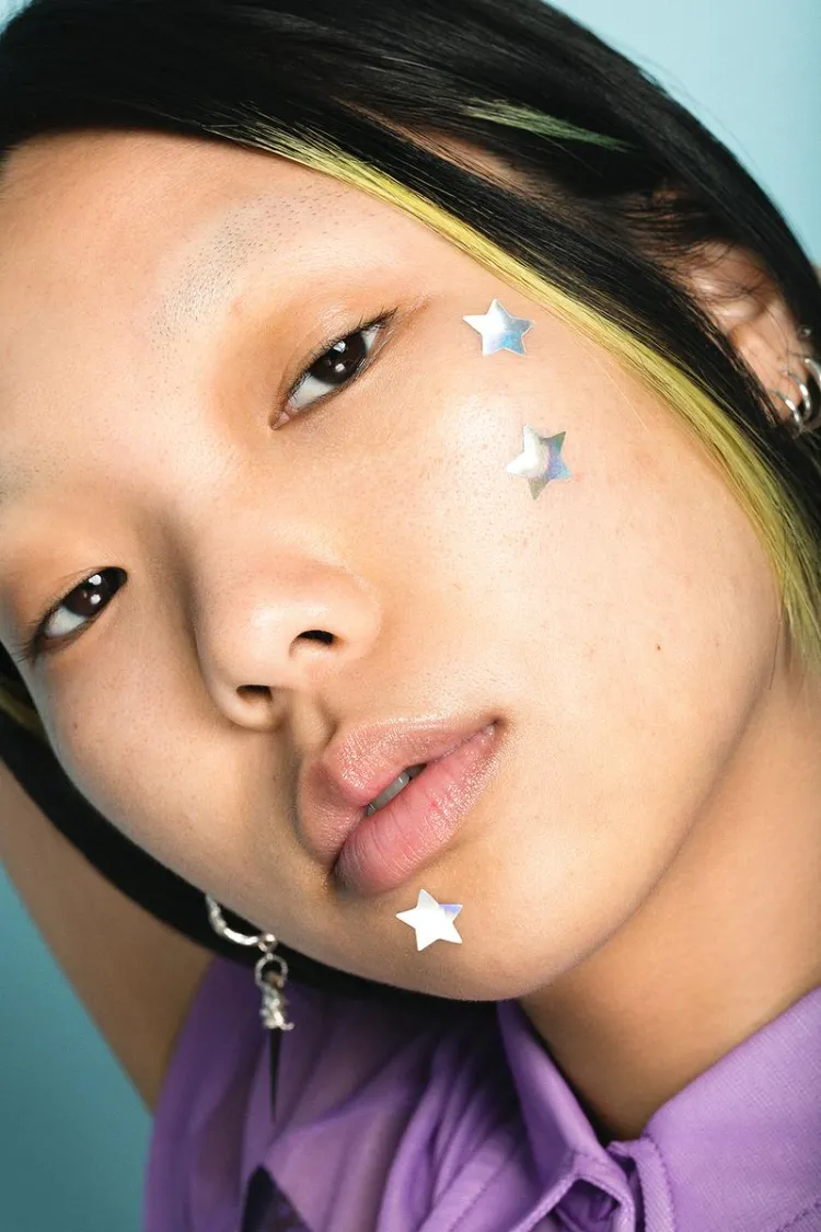 piores tendências de beleza de maquiagem 2023 tiktok estrela de manchas de espinhas