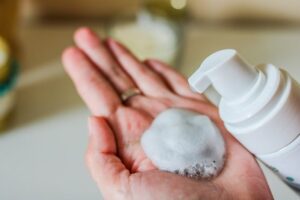 quel gommage visage peau mature exfoliant après 40 ans peeling maison délicat