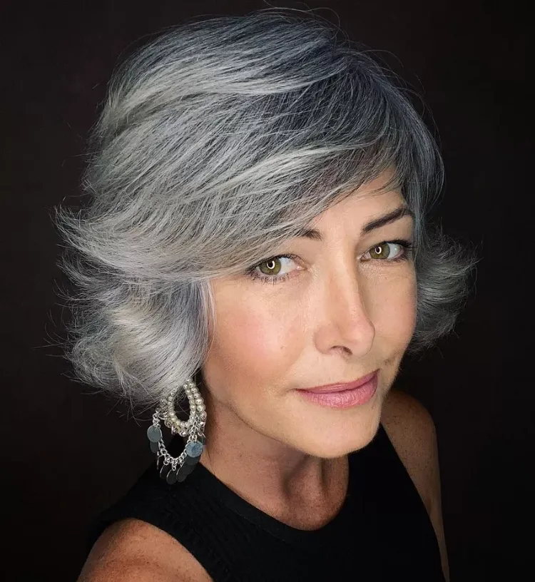 quelle frange pour un carré court feathered bob femme 50 ans cheveux gris coupe courte dégradée pour se rajeunir 2023
