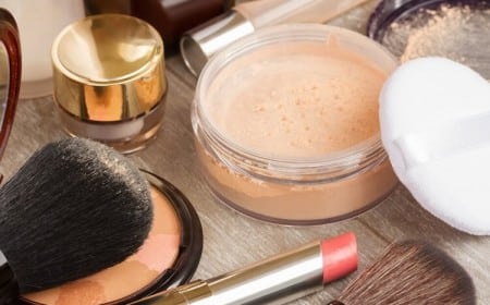 quelle poudre après 50 ans choisir maquillage peau mature top marques comparatif produits