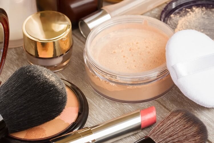 quelle poudre après 50 ans choisir maquillage peau mature top marques comparatif produits
