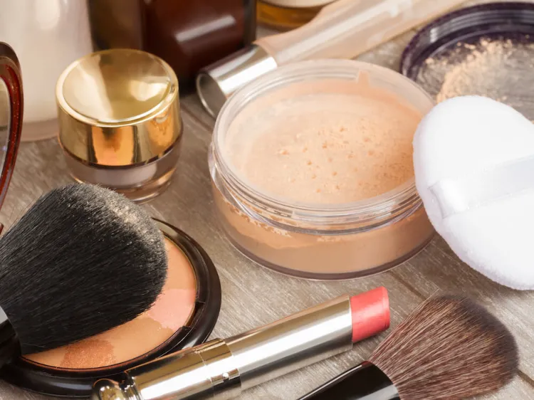quelle poudre après 50 ans choisir maquillage peau mature top marques coparatif produits