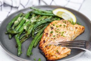 recettes hypocaloriques pour soir 300 calories filets saumon haricots vers sautés ail