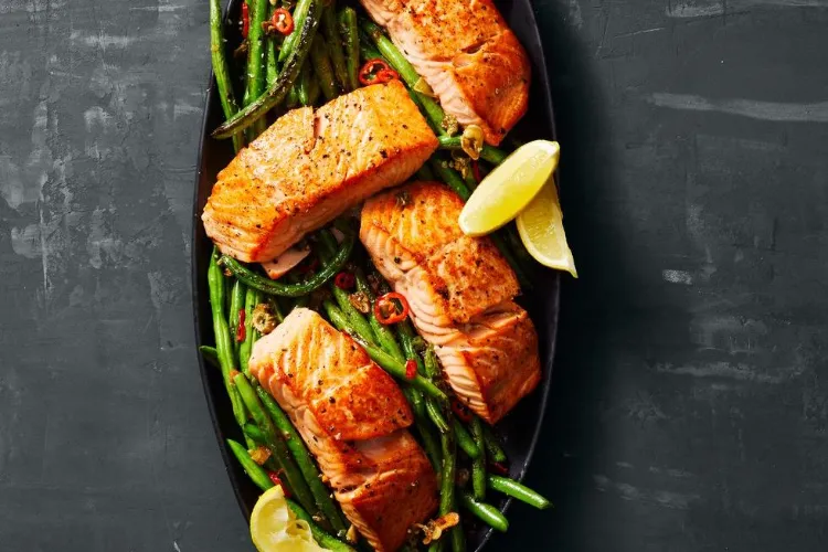 recettes hypocaloriques soir moins 300 calories pavés saumon aux haricots vers sautés ail