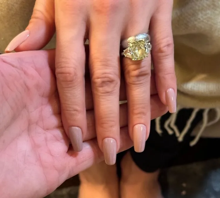 rich girl nails les ongles de Jennifer Lopez manucure tendance 2023 Tom Bachik